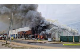 <b>AKTUALIZACJA - godz. 12.30. Trwa dogaszanie obiektu. CZERSK. Płonie `Chiński Market! w Czersku. Trwa akcja gaśnicza. Duże zadymienie - nie otwierajcie okien (ZDJĘCIA, WIDEO)</b>