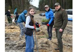 <b>GM. CZERSK. Wspólne sadzenie lasu – tysiące nowych sosenek w Nadleśnictwie Czersk (ZDJĘCIA, WIDEO)</b>