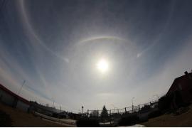 <b>CZERSK. Niezwykłe zjawisko na niebie – mieszkańcy mogli podziwiać halo słoneczne i krąg parheliczny (ZDJĘCIA, WIDEO)</b>