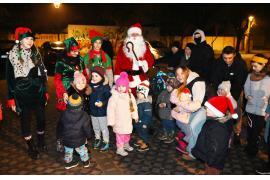 <b>CZERSK. Święty Mikołaj odwiedził Osiedle Tucholskie w Czersku (ZDJĘCIA, WIDEO)</b>