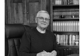 <b>CZERSK. Zmarł ks. proboszcz czerskiej parafii Zbigniew Straszewski. Otrzymał tytuł Zasłużony dla Czerska, był gminnym kapelanem strażaków </b>