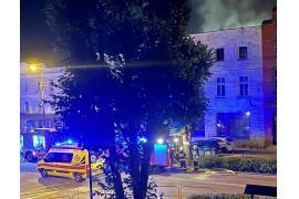 <b> CZERSK. Pożar mieszkania w kamienicy. Mężczyzna wyskoczył przez okno z płonącego lokalu na drugim piętrze (ZDJĘCIA, WIDEO) </b>