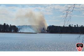 <b>Pożar poszycia lasu – 1 ha. W akcji brali udział m.in. strażacy z OSP Rytel. Użyto również trzy samoloty Dromader (ZDJĘCIA)</b>