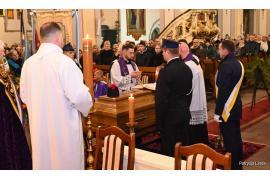 <b>AKTUALIZACJA - TRANSMISJA. CZERSK. Trumna z ciałem zmarłego księdza proboszcza Zbigniewa Straszewskiego już w kościele – jest możliwość indywidualnego pożegnania (ZDJĘCIA, WIDEO)</b>