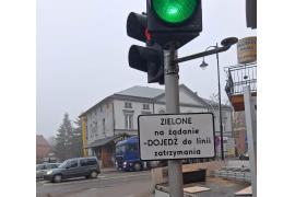 <b>CZERSK. Sygnalizacja – ul. Królowej Jadwigi w Czersku. Po uszkodzeniu pętli trzeba podjeżdżać do linii warunkowego zatrzymania. Tabliczka na sygnalizatorze</b>